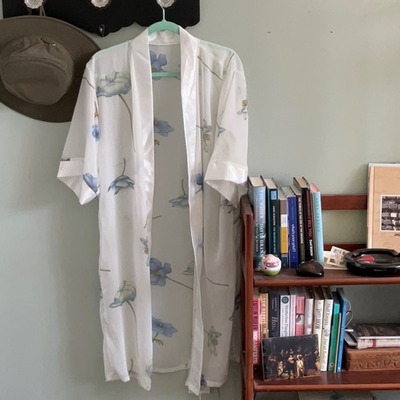 Beautiful airy prairie floral boho poncho w country/cottage core/granny vibe - Picture 12 of 12